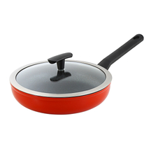 Sauteuse avec couvercle rouge